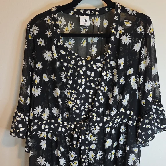 Chic Black and White Floral Long Sleeve Dress - Picture 4 of 7